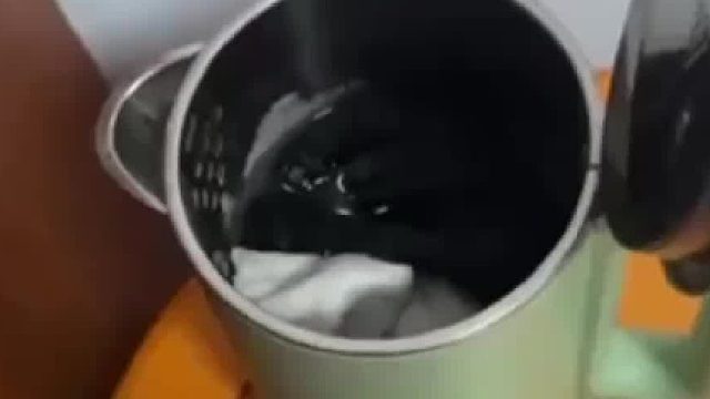 男子入住宾馆想烧壶开水，结果在烧水壶发现遗留袜子