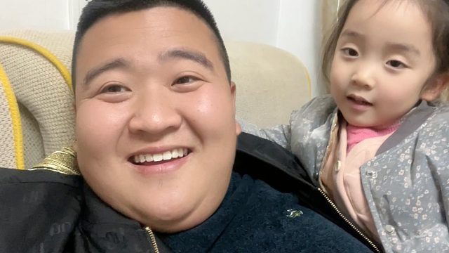 今天老公被全家批评，竟因为太宠闺女，看闺女表现真是越来越喜欢