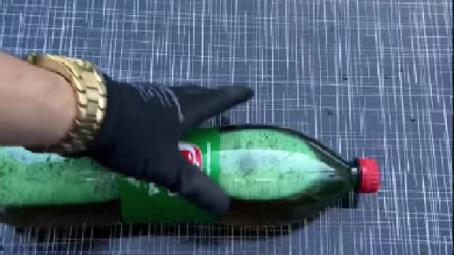 不同饮料瓶从高处跌落是什么体验