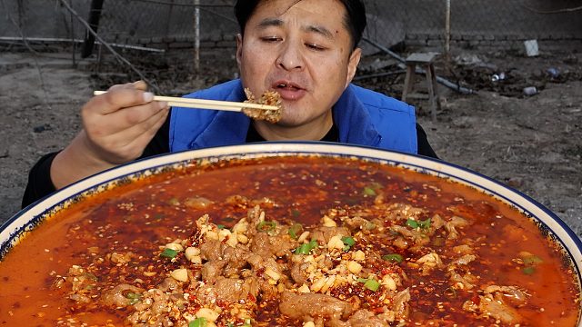 70元买了两斤牛肉，做一道“水煮牛肉”，麻辣鲜香，下酒硬菜