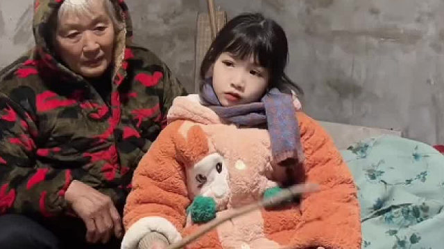 超有镜头感的小女孩