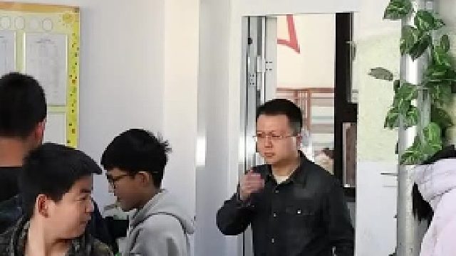 冻天的教室能有多“庞臭”老师一进来就戴上了痛苦面具 老师：“开窗可能会冷 不开一定…”