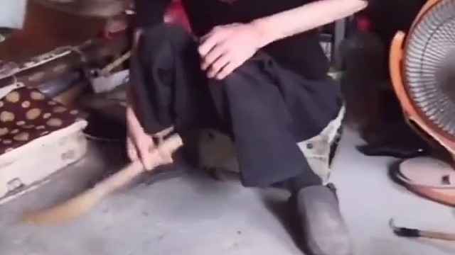 肌束颤动常见，可局限于某些肌群或广泛存在，用手拍打，较易诱现。少数肌萎缩从下肢的胫前肌和腓骨肌或从颈