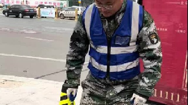 井盖加装防坠网，守护市民脚下安全