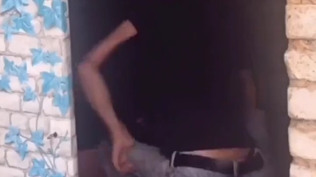 多于30岁左右发病。通常以手部小肌肉无力和肌肉逐渐萎缩起病，可波及一侧或双侧，或从一侧开始以后再波及