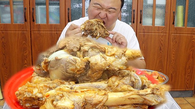 感冒第三天，冰箱有点猪棒骨，做酱猪棒骨，抱着大口啃，超过瘾！