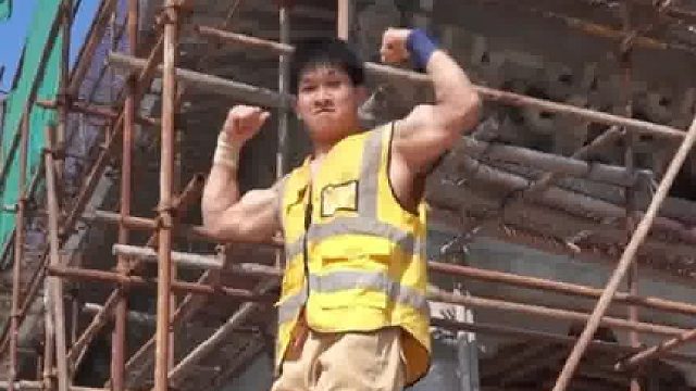 双人钢管极限动作展示，难度非常大，危险请勿模仿