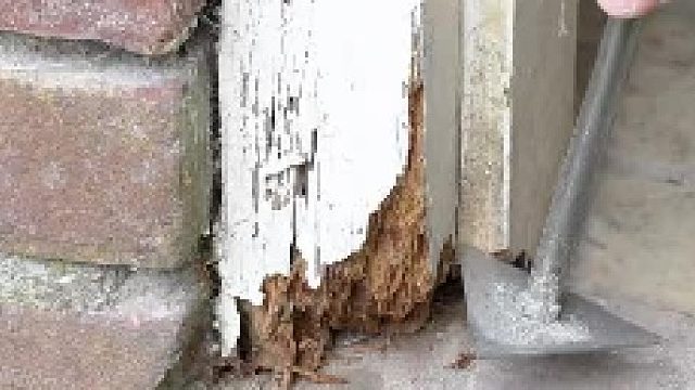 外国小哥修复损坏的木头门框  刷上白漆后，和全新的一模一样