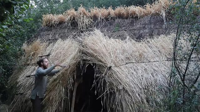小伙巧手打造茅草屋，居然成了荒野豪宅，住起来冬暖夏凉太安逸