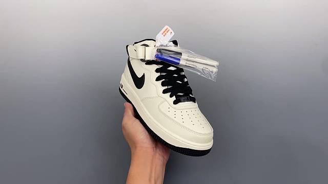 Air Force 1 '07 米黑马克笔中帮
