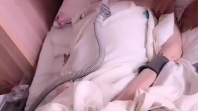 由于运动神经元控制着使我们能够运动、说话、吞咽和呼吸的肌肉的活动，如果没有神经刺激它们，肌肉将逐渐萎