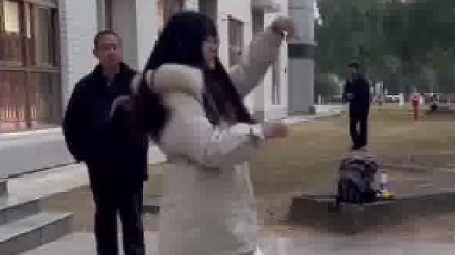 女生参加武术考试，一套拳打下来把老师逗笑了“这一套动作拦下了七八辆出租车”