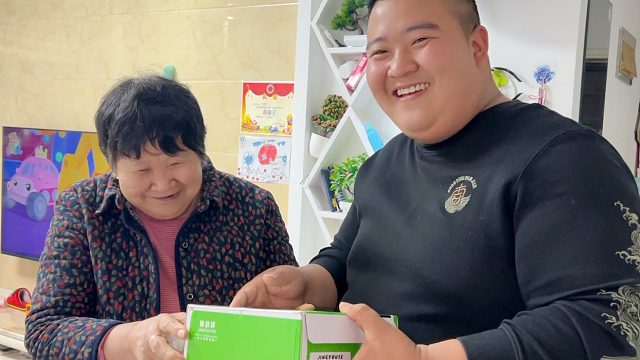 孙女生日，奶奶送的礼物实用舒服，爷爷唱了首土味版生日歌表心意