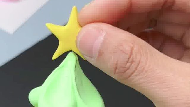 用果冻壳做的圣诞树，简单又好看，快跟小朋友一起试试看