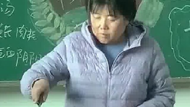 一高校养生课上，老师带学生一起炖药膳鸡汤，还做过秋梨膏