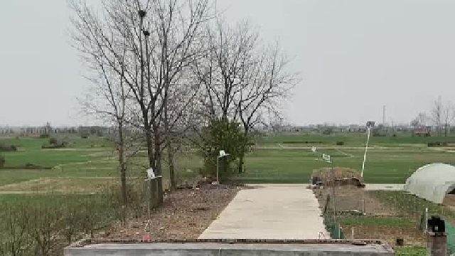 女子晒老家房子，一堵墙将兄弟两家分开