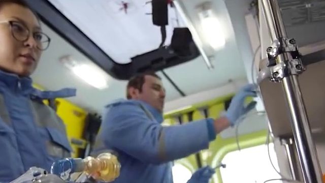 撕嘴皮发炎、刷手机刷到失明，这些常见危险习惯，你中了几个01