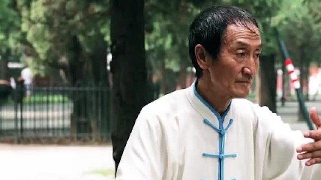 撕嘴皮发炎、刷手机刷到失明，这些常见危险习惯，你中了几个02