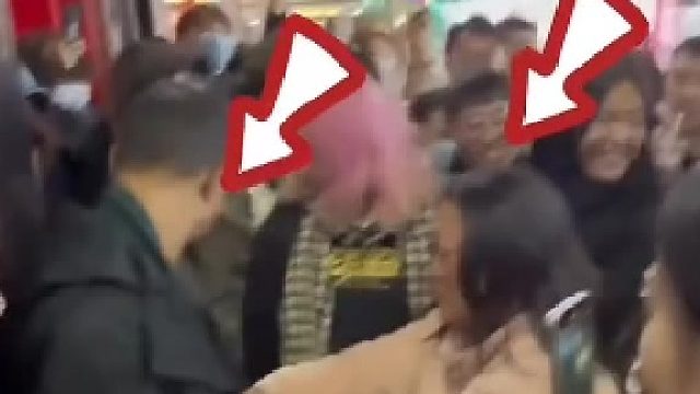 论大学生有多爱看热闹！夫妻在大街上吵架僵持中，被看热闹的大学生团团围住。真正的在线等后续