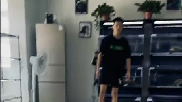 一看就是新手，老手的手指没这么多