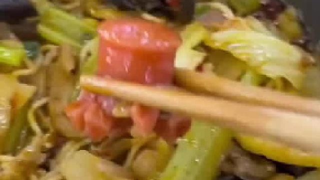 外地女生第一天在学校食堂吃饭，一个脆皮肠要涮三次才能吃