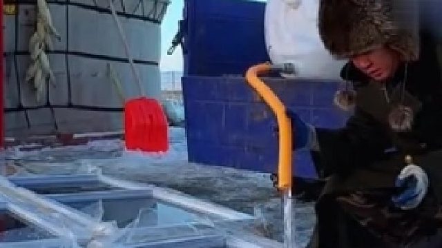 保证0能耗！小伙用窗框自制天然冰箱