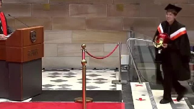 留学生毕业典礼变身钢铁侠，“尴尬事一时的，帅气是一辈子的。”网友：每个学校都有它的显眼包。