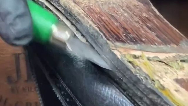 鞋匠给一双旧皮鞋更换鞋底，工序繁多，但每一步都很舒适...