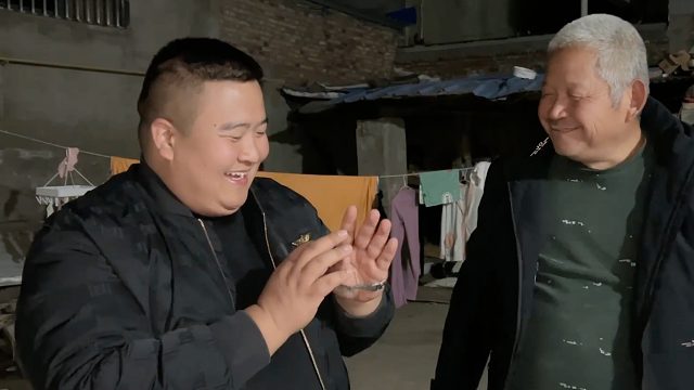 这丈母娘可把女婿得罪了，岳父急忙送手表哄女婿，生怕闺女受委屈