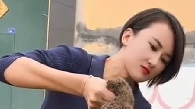 姑娘表演的是徒手抓驴