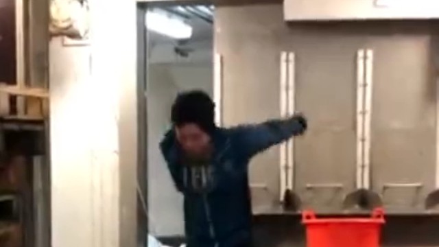 当船被波浪冲上最高点时候，跳跃起来，就可以跳超高哦。