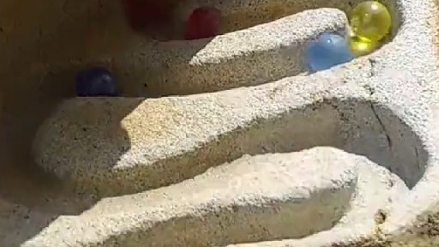 雕刻家用大理石雕刻的弹珠轨道玩具