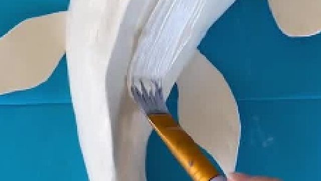 国外网友利用废旧材料，制作了一个锦鲤模型  这动手能力嘎嘎强