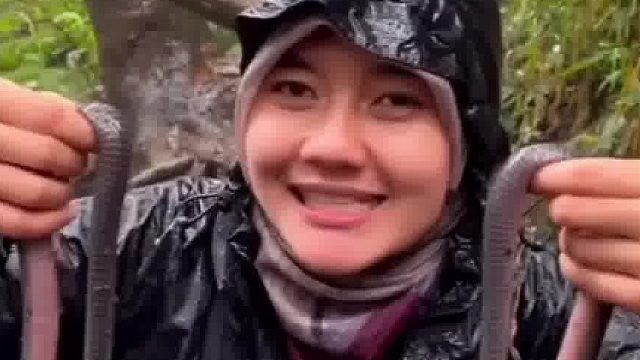 巨大的蚯蚓，美女舔了一下尝味道