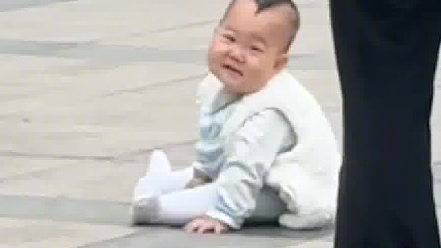 离大谱了！教学楼前随机刷新出一个小孩！！