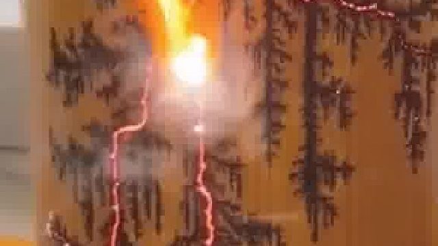 手艺人用电在竹筒刻画，电流通过，图案尽显。每一件都是独一无二的