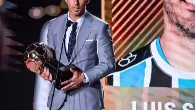 苏亚雷斯勇夺巴甲MVP#足球