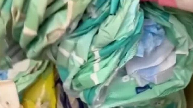 这次来到一个独居老人的房子打扫，看着很邋遢 小姐姐真是人美心善