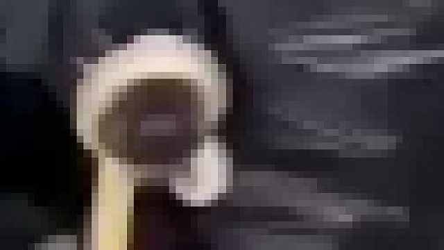 狗嘴巴被蛇捆住了