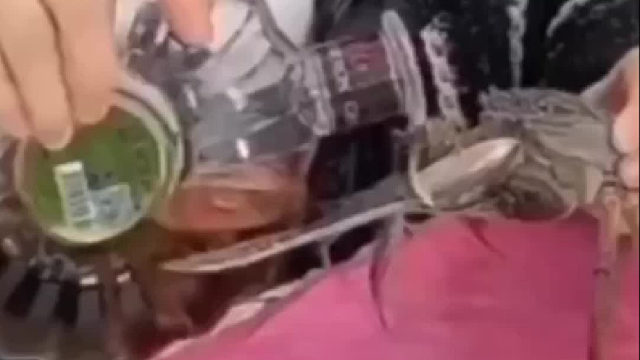 这就是醉蟹的做法吧。。。。。。