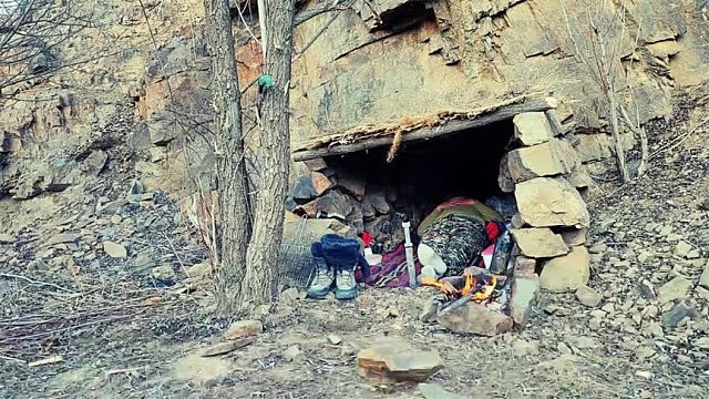 为躲避战乱逃离危险区域，不仅找到干净的水源，还有藏身的芦苇丛