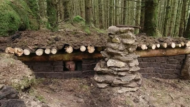 光头哥独自在森林搭建防伪避难所，为躲避猛兽，窝在里面整整21天