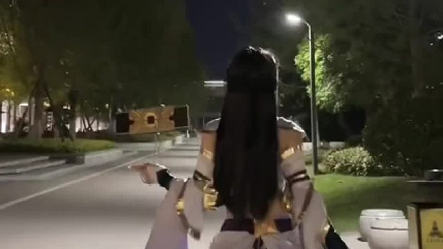 我知道那不是我的月亮，但有一刻，月光确实照在了我身上