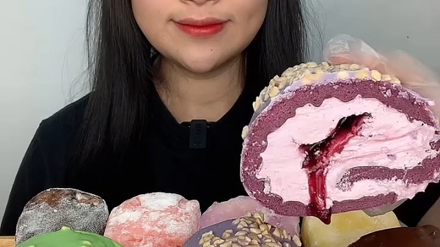 蛋糕卷 巧克力香芋抹茶 蛋糕松软香甜 满满的奶油 太过瘾啦