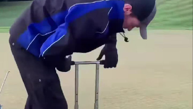 原来高尔夫球洞是这样更换的！