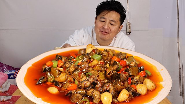 200元买了两条巨大鳝鱼，做一道“大蒜烧鳝鱼”，鲜香入味，过瘾