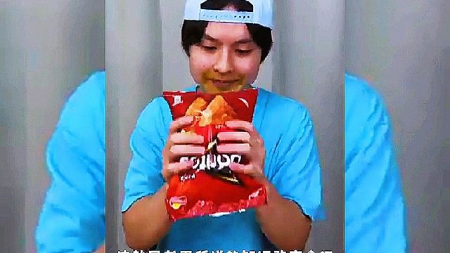 女友不让小伙吃薯片，小伙阳奉阴违，暗地里偷偷吃！