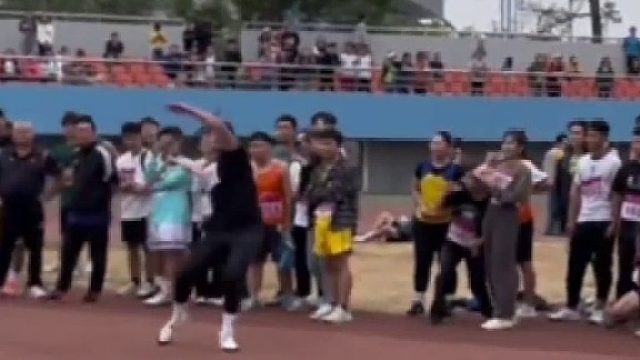学子运动会扔标枪扔了60余米，全场沸腾，这也太热血啦！