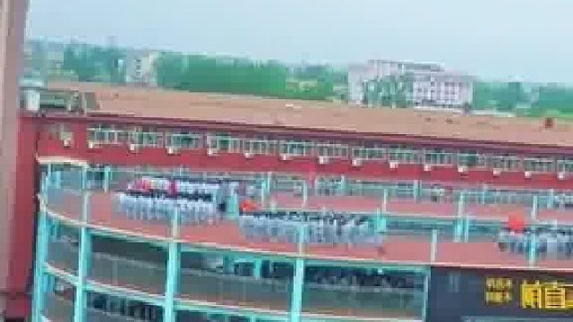 一中学设立空中跑道，网友：这下子连抄近道的地方都没了