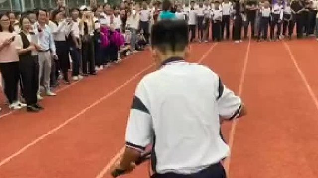 学校举办骑自行车比慢竞赛